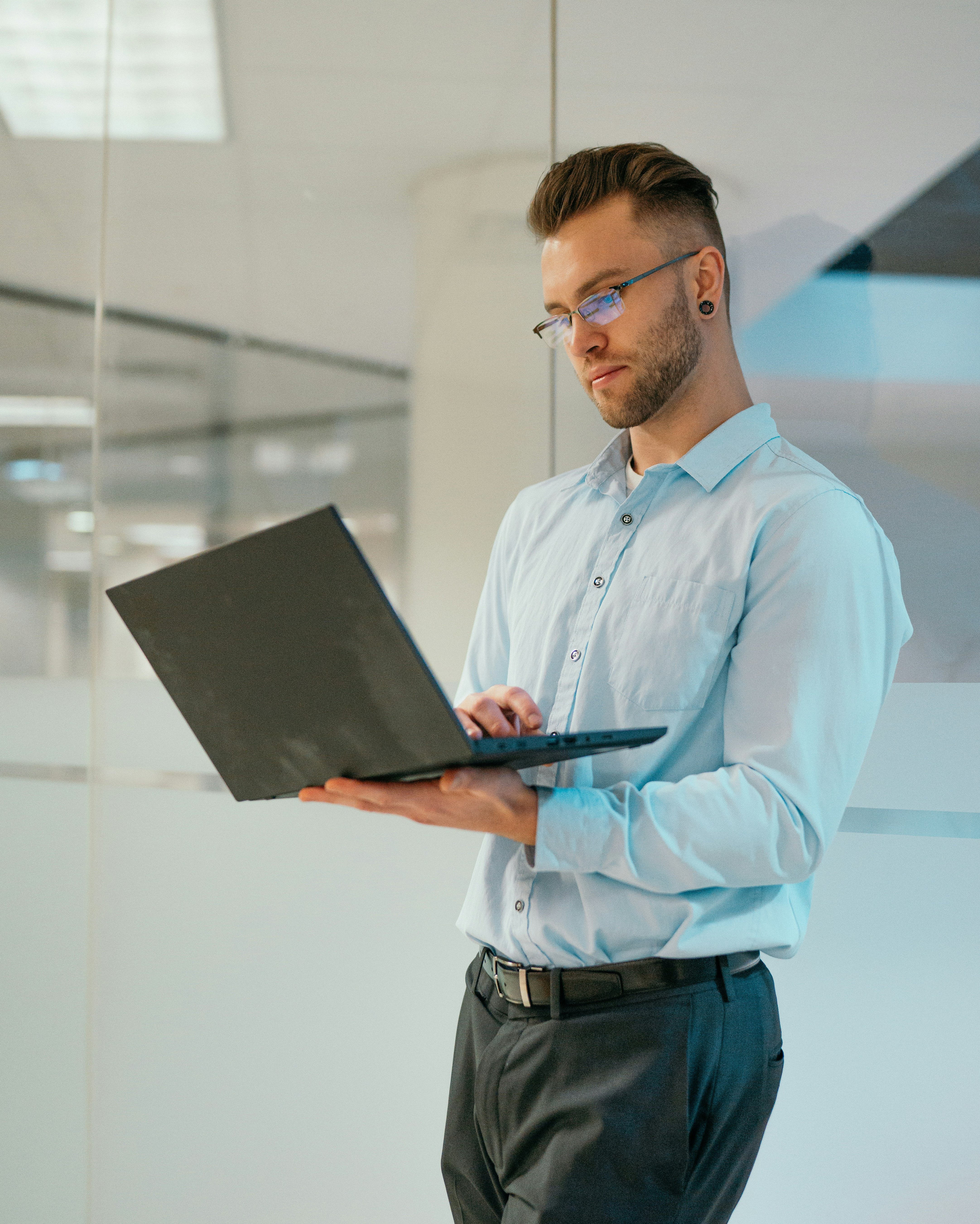 BLIK czy karta? Jaką metodę płatności wybrać dla rachunków?